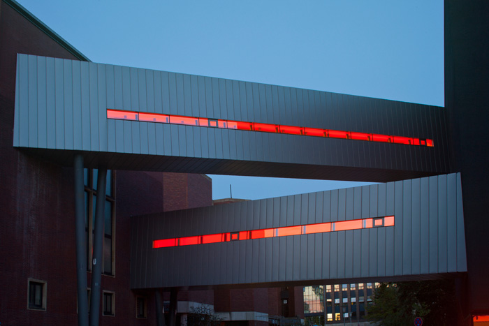 Verbindungsbrücken zwischen Hauptgebäude und Erweiterung abends